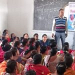 दिनांक 30/01/23 को राष्ट्रपिता महात्मा गांधी की पुण्य तिथि में ग्राम पंचायत देवरघटा हाई स्कूल में जैजैपुर स्वास्थ विभाग द्वारा जागरूकता अभियान रखा गया श्री गौतम चंद्रा ब्लाक अध्यक्ष स्वास्थ संयोजक कर्मचारी संघ (लेप्रोसी ट्रेनर) ने बताया की महात्मा गांधी ने कुष्ठ मरीजों की सेवा करके साबित किया की कुष्ठ रोग स्पार्स करने से नही फैलता है गांधी जी का सपना था कुष्ठ मुक्त भारत ,इसी संदेश को जन जागृत लाने हेतु हमारे स्वास्थ विभाग से जुड़े सभी कर्मचारी ,मितानिन दीदी प्रेरक आर एच ओ सभी घर घर सर्वे कर कुष्ठ मरीजों को खोज रहे है।श्री चंद्रा जी ने बताया की कुष्ठ रोग कोई पूर्व जन्म की pap नही है और न ही स्पर्श करने से फैलता है यह एक माइक्रोबैक्टेरियम नामक जीवाणु से होता है और एक साध्य रोग है।श्री आशीष देवांगन (सी डी ओ) ने बताया की कुष्ठ रोग की दवाई सभी शासकीय हास्पिटल में हमेशा उपलब्ध रहता है जो पूर्णतः निः शुल्क होता है ,शरीर के कही भी तेलिया तानिया या शुन्नापन दाग दिखे तो तत्काल अपने नजदीकी आशा दीदी या आर एच ओ से संपर्क करना चाहिए ,श्री मनोज कुर्रे आर एच ओ देवरघटा ने बताया की कुष्ठ रोग अब बहुत ही साधारण रोग है और साध्य रोग है यदि शरीर में एक से पांच दाग धब्बे है तो केवल छै माह का पी बी दवाई खाना पड़ता है और पांच से अधिक दाग धब्बे होने पर या नर्व प्रभावित होने पर बारह माह का एमबी दवाई खाना पड़ता है जो पूर्णतः निःशुल्क है और सभी हॉस्पिटल में उपलब्ध है ।आज बहुंतो मरीज स्वास्थ सेवा से पूर्णतः स्वस्थ है आज के स्पर्श कार्यक्रम में सभी मितानिन,ब्लाक समन्यवयक मितानिन प्रेरक ,मेटानिन दीदियों और ग्राम पंचायत देवरघटा से जनप्रतिनिधि उपस्थित रहे।