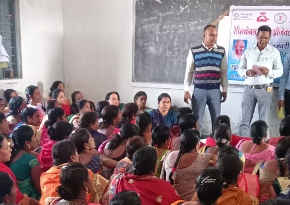 दिनांक 30/01/23 को राष्ट्रपिता महात्मा गांधी की पुण्य तिथि में ग्राम पंचायत देवरघटा हाई स्कूल में जैजैपुर स्वास्थ विभाग द्वारा जागरूकता अभियान रखा गया श्री गौतम चंद्रा ब्लाक अध्यक्ष स्वास्थ संयोजक कर्मचारी संघ (लेप्रोसी ट्रेनर) ने बताया की महात्मा गांधी ने कुष्ठ मरीजों की सेवा करके साबित किया की कुष्ठ रोग स्पार्स करने से नही फैलता है गांधी जी का सपना था कुष्ठ मुक्त भारत ,इसी संदेश को जन जागृत लाने हेतु हमारे स्वास्थ विभाग से जुड़े सभी कर्मचारी ,मितानिन दीदी प्रेरक आर एच ओ सभी घर घर सर्वे कर कुष्ठ मरीजों को खोज रहे है।श्री चंद्रा जी ने बताया की कुष्ठ रोग कोई पूर्व जन्म की pap नही है और न ही स्पर्श करने से फैलता है यह एक माइक्रोबैक्टेरियम नामक जीवाणु से होता है और एक साध्य रोग है।श्री आशीष देवांगन (सी डी ओ) ने बताया की कुष्ठ रोग की दवाई सभी शासकीय हास्पिटल में हमेशा उपलब्ध रहता है जो पूर्णतः निः शुल्क होता है ,शरीर के कही भी तेलिया तानिया या शुन्नापन दाग दिखे तो तत्काल अपने नजदीकी आशा दीदी या आर एच ओ से संपर्क करना चाहिए ,श्री मनोज कुर्रे आर एच ओ देवरघटा ने बताया की कुष्ठ रोग अब बहुत ही साधारण रोग है और साध्य रोग है यदि शरीर में एक से पांच दाग धब्बे है तो केवल छै माह का पी बी दवाई खाना पड़ता है और पांच से अधिक दाग धब्बे होने पर या नर्व प्रभावित होने पर बारह माह का एमबी दवाई खाना पड़ता है जो पूर्णतः निःशुल्क है और सभी हॉस्पिटल में उपलब्ध है ।आज बहुंतो मरीज स्वास्थ सेवा से पूर्णतः स्वस्थ है आज के स्पर्श कार्यक्रम में सभी मितानिन,ब्लाक समन्यवयक मितानिन प्रेरक ,मेटानिन दीदियों और ग्राम पंचायत देवरघटा से जनप्रतिनिधि उपस्थित रहे।