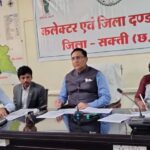 राजस्व के लंबित प्रकरणों को समय सीमा में जल्द से जल्द निराकरण करें - कमिश्नर डॉ संजय अलंग