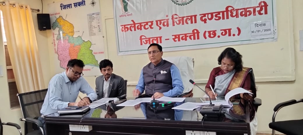 राजस्व के लंबित प्रकरणों को समय सीमा में जल्द से जल्द निराकरण करें - कमिश्नर डॉ संजय अलंग