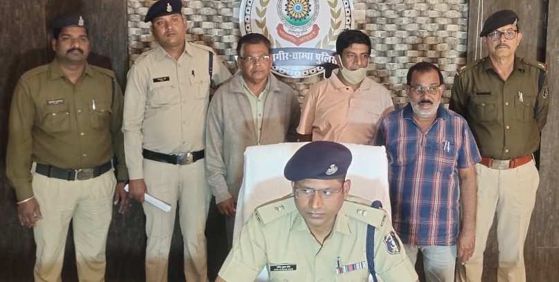 शिक्षा के अधिकार अधिनियम के तहत प्राप्त होने वाली राशि में पात्रता से अधिक की राशि 72,27,690 रुपये फर्जी तरीके से स्वीकृत करवाकर गबन करने वाले 03 आरोपियों को गिरफ्तार करने में जांजगीर पुलिस को मिली सफलता
