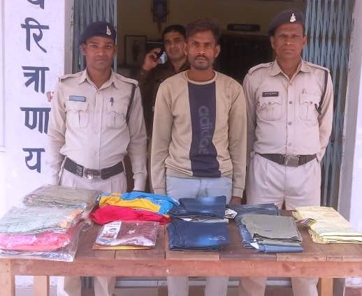 कपडा दुकान के छत को तोडकर चोरी करने वाले आरोपी 01 गिरफ्तार