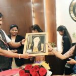 राष्ट्रीय मानवाधिकार एवं अपराध नियंत्रण ब्यूरो टीम ने कलेक्टर की धान की पैरा से बनी फ़ोटो से भेंट की