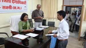 जिले के विभिन्न दूरस्थ क्षेत्रों से आए लोगों ने जनदर्शन में सक्ति कलेक्टर को बताई अपनी समस्याए