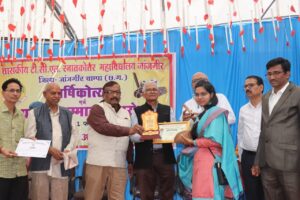 सम्मान मिलने से छात्र-छात्राओं का बढ़ेगा उत्साह : डॉ. झा, वरिष्ठ पत्रकार कुंजबिहारी साहू की स्मृति में शासकीय टीसीएल स्नातकोत्तर महाविद्यालय के 22 प्रतिभावान छात्र-छात्राओं का हुआ सम्मान, अतिथियों एवं छात्र-छात्राओं ने की आयोजन की सराहना, कॉलेज के वार्षिकोत्सव में छात्र-छात्राओं का दिखा उत्साह