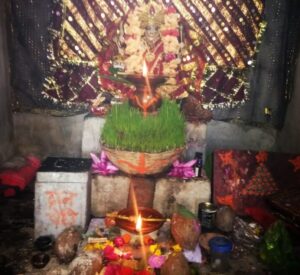 लोक गायक लक्की राजपूत फिल्म स्टार प्रमोटर छ.ग.ने मां महामाया देवी ग्राम बुंन्देला में विराजमान है दर्शन किए..