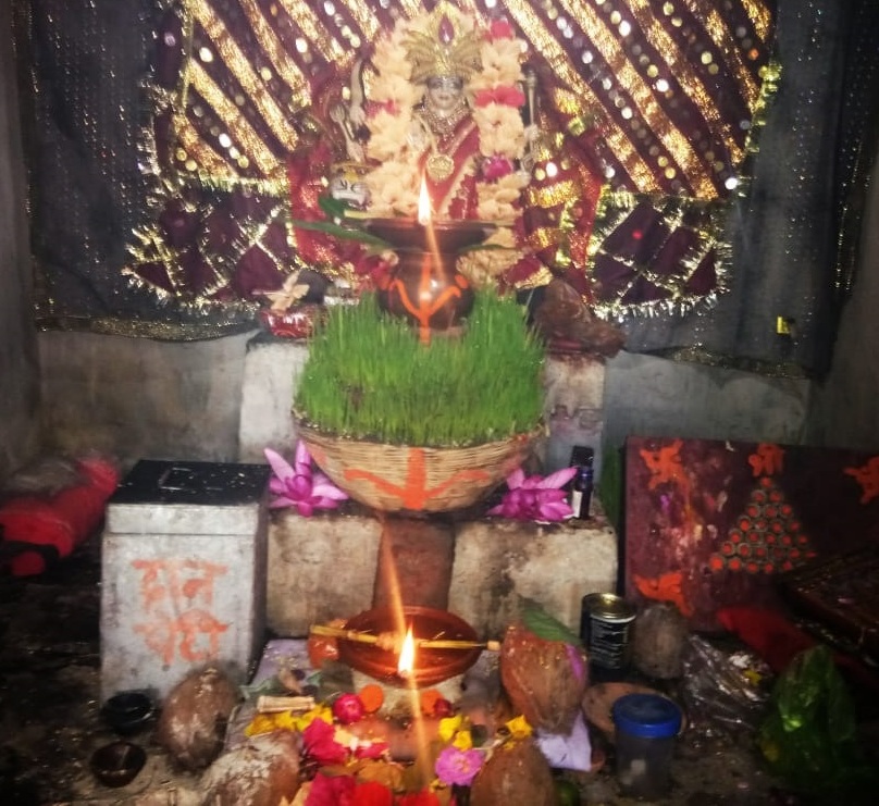 लोक गायक लक्की राजपूत फिल्म स्टार प्रमोटर छ.ग.ने मां महामाया देवी ग्राम बुंन्देला में विराजमान है दर्शन किए..