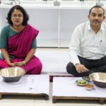 विभिन्न जनप्रतिनिधि, कलेक्टर और एसपी ने अंतर्राष्ट्रीय श्रमिक दिवस के अवसर पर कासे की बटकी में लिया बोरे बासी का स्वाद