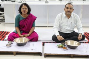 विभिन्न जनप्रतिनिधि, कलेक्टर और एसपी ने अंतर्राष्ट्रीय श्रमिक दिवस के अवसर पर कासे की बटकी में लिया बोरे बासी का स्वाद