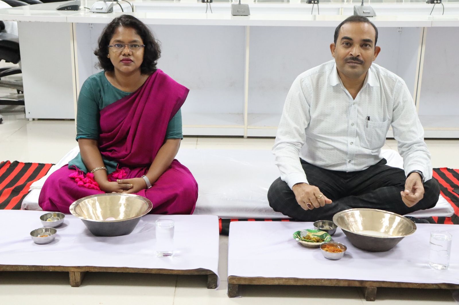 विभिन्न जनप्रतिनिधि, कलेक्टर और एसपी ने अंतर्राष्ट्रीय श्रमिक दिवस के अवसर पर कासे की बटकी में लिया बोरे बासी का स्वाद