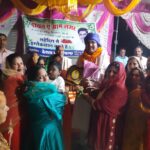 ईद मिलन समारोह में विधायक ने गुलाब का फूल देकर किया सम्मान