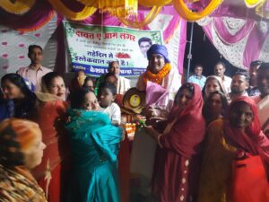 ईद मिलन समारोह में विधायक ने गुलाब का फूल देकर किया सम्मान