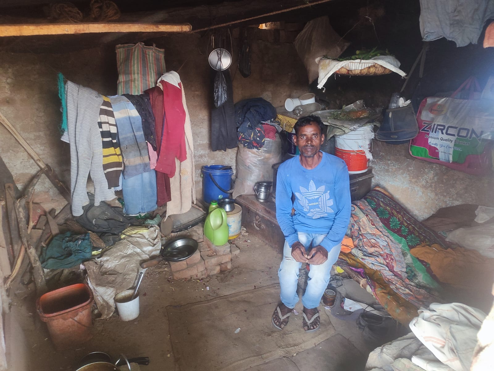 विडंबना/एक नही तीन तीन बार आवेदन देने के बाद भी नही मिला आवास,आवेदन फार्म मिला, कूड़े के ढेर में