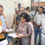 कलेक्टर ने जनदर्शन में आमजनों की सुनी समस्याएं, आवेदनों का त्वरित निराकरण करने के दिए निर्देश