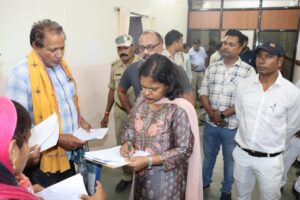 कलेक्टर ने जनदर्शन में आमजनों की सुनी समस्याएं, आवेदनों का त्वरित निराकरण करने के दिए निर्देश