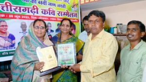देश के पहले किसान स्कूल में आयोजित हुआ 'छत्तीसगढ़ी कवि सम्मेलन', वरिष्ठ पत्रकार कुंजबिहारी साहू की 48वीं जन्मजयंती के अवसर पर हुआ आयोजन, पद्मश्री फूलबासन बाई यादव की उपस्थिति बनी गौरव का पल