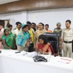 कलेक्टर को जनदर्शन के माध्यम से अपनी समस्याएं बताने के लिए दूर-दूर के गांव से पहुंच रहे ग्रामीण