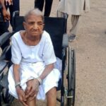 जनदर्शन मा बेटा अपन सियान बुजुर्ग दाई ला छोड़ के घर लौटीस, कलेक्टर मैडम मानवता के मिशाल पेश करत आखिर घर पहुचाइस