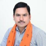 जैजैपुर।। आम आदमी पार्टी लोकसभा अध्यक्ष विन्धेश राठौर एवं सक्ती जिलाध्यक्ष जीवन लाल साहू के अनुशंसा पर नगर पंचायत जैजैपुर निवासी चंदन धीवर को प्रदेश अध्यक्ष कोमल हुपेंडी द्वारा प्रदेश कार्यालय रायपुर से जिला संयुक्त सचिव सक्ती बनाया गया है। उनकी नियुक्ति पर पदाधिकारियों व कार्यकर्ताओं ने उन्हें बधाई व शुभकामनाएं दी है। आम आदमी पार्टी के नव नियुक्त जिला संयुक्त सचिव चंदन धीवर को बनाए जाने से पार्टी की कार्यप्रणाली जैजैपुर में बढ़ेगी। जिससे विपक्षी दलों में खलबली मची हुई है। आने वाले दिनों में आम आदमी पार्टी की लहर जैजैपुर विधानसभा में जोर शोर से दिखेगी। उनके उज्जवल भविष्य की कामना प्रदेश पदाधिकारियों ने की है। चंदन धीवर ने पार्टी द्वारा दी गई जिम्मेदारी को तन मन धन से पूरी ईमानदारी व निष्ठा के साथ निभाने का भरोसा दिया है। उन्हें बधाई देने वाले ईश्वर साहू, सत्यनारायण आदित्य, अजय मनहर, भागवत प्रसाद साहू, तिलेश्वर कमलेश, लक्ष्मी आदित्य, रामकिशन आदित्य, हीरालाल पात्रे, बाबूलाल यादव, द्वारिका चन्द्रा, देवेन्द्र चन्द्रा, मितेश केशरवानी, सोनू धीवर, बलदेव राज साहू, रामतिलक धीवर, मुकेश साहू सहित कार्यकर्ताओं में खुशी का माहौल है।