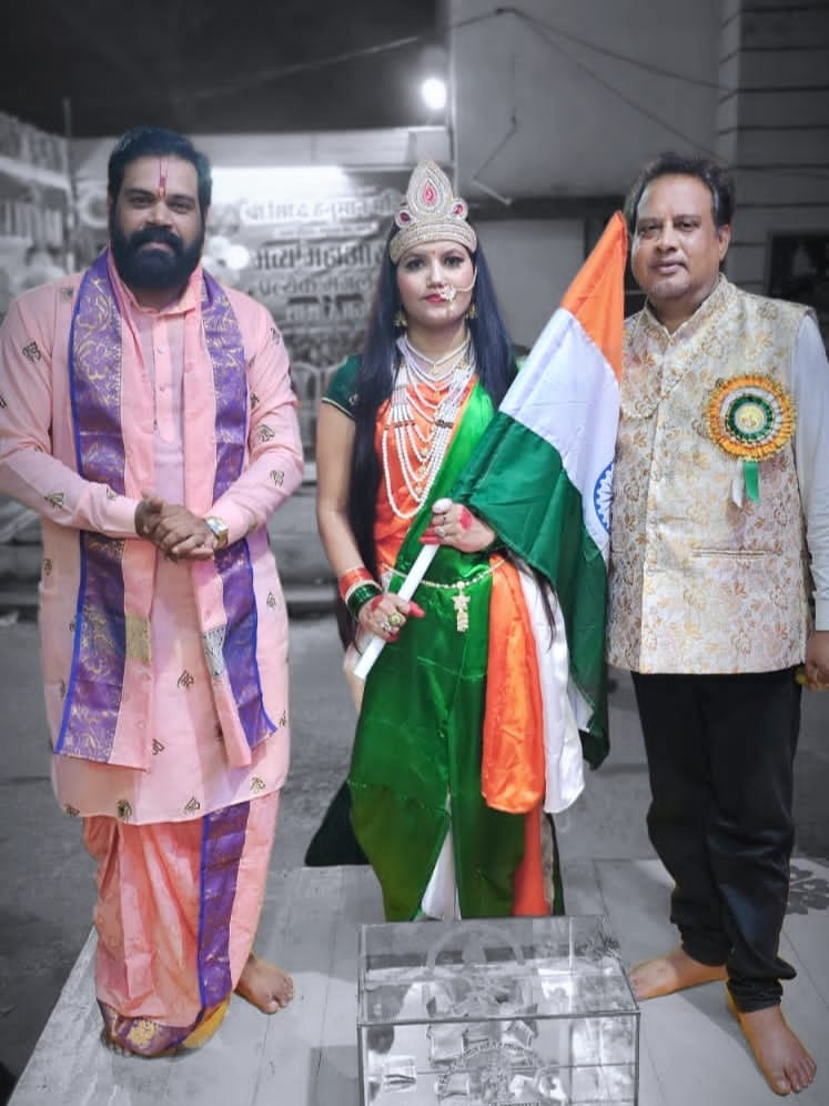 आजादी के अमृत पर्व एवम 13 वें मंगलवार की महा आरती में कलार समाज की बहनों के साथ आचार्य देवकृष्ण हुए शामिल।