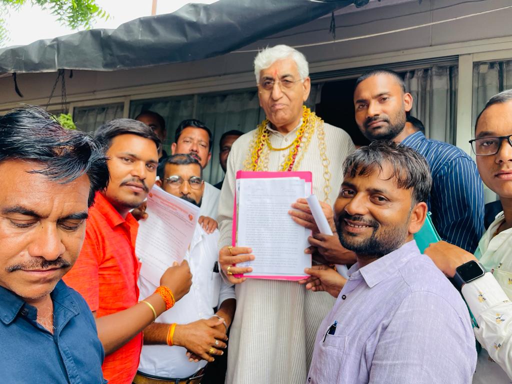 छत्तीसगढ़ विद्युत ठेका मजदूर संघ मजूमदार की अगुवाही में चार सूत्री मांगों के लिए उप मुख्यमंत्री को ज्ञापन सौपा