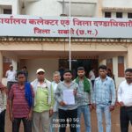 ग्राम पंचायत हरदी के पंचायत सचिव प्रेमलाल नारंगे आऊ सरपंच ल  पद ले  हटाये सेती  ग्रामीण मन सौंपिन हे ज्ञापन