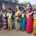 सरपंच प्रत्यासी श्रीमती नीरा सिदार के ग्राम पंचायत बेलादुला म जनसंपर्क जारी लोगन मन के मिला थे भारी समर्थन