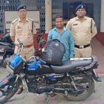 थाना चांपा क्षेत्र के ग्राम सिवनी के तालाब किनारे चल रहा था कोरेक्स का काला कारोबार, पुलिस ने दबिश देकर आरोपी दबोचा थाना चांपा पुलिस की त्वरित कार्यवाही WhatsApp Image 2026-05-11 at 6.59.11 PM