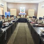 जिले के पुलिस अधीक्षक श्री प्रफुल्ल कुमार ठाकुर द्वारा अपराध समीक्षा बैठक ली गई। WhatsApp Image 2026-07-11 at 3.57.53 PM